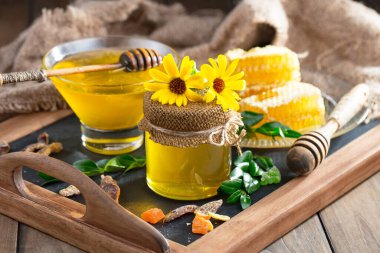 Bal, bastondan bal peteğine yavaşça akar..