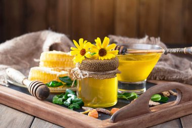 Bal, bastondan bal peteğine yavaşça akar..