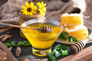 Bal, bastondan bal peteğine yavaşça akar..