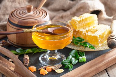 Bal, bastondan bal peteğine yavaşça akar..