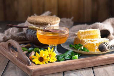 Bal, bastondan bal peteğine yavaşça akar..