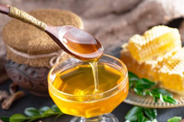 Bal, bastondan bal peteğine yavaşça akar..