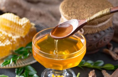 Bal, bastondan bal peteğine yavaşça akar..