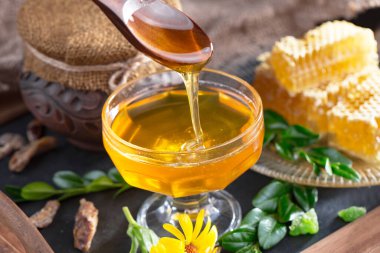 Bal, bastondan bal peteğine yavaşça akar..