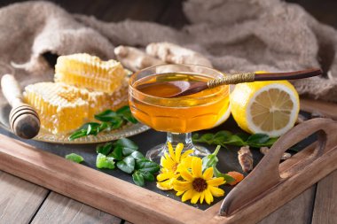 Bal, bastondan bal peteğine yavaşça akar..