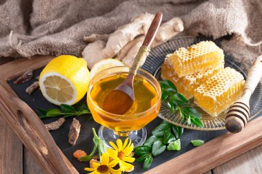 Bal, bastondan bal peteğine yavaşça akar..