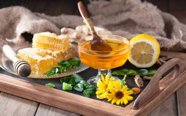 Bal, bastondan bal peteğine yavaşça akar..