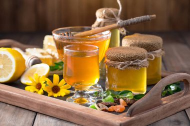 Bal, bastondan bal peteğine yavaşça akar..