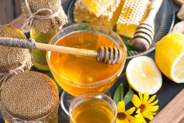 Bal, bastondan bal peteğine yavaşça akar..