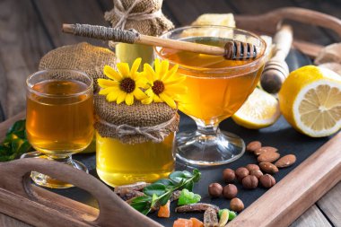 Bal, bastondan bal peteğine yavaşça akar..