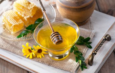 Bal, bastondan bal peteğine yavaşça akar..