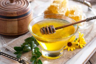 Bal, bastondan bal peteğine yavaşça akar..