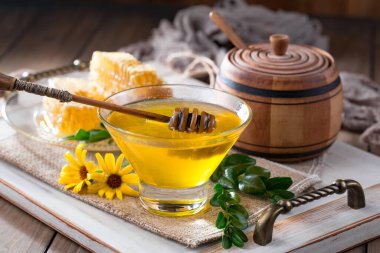 Bal, bastondan bal peteğine yavaşça akar..