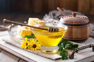 Bal, bastondan bal peteğine yavaşça akar..