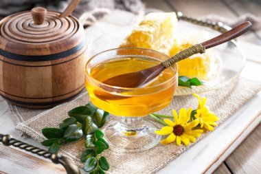 Bal, bastondan bal peteğine yavaşça akar..