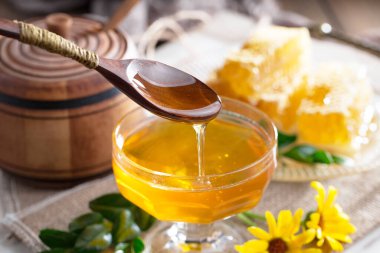 Bal, bastondan bal peteğine yavaşça akar..