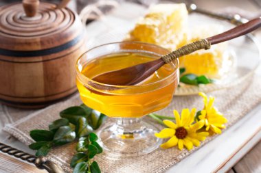 Bal, bastondan bal peteğine yavaşça akar..