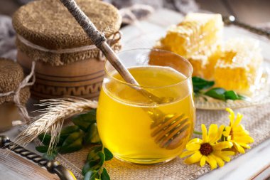 Bal, bastondan bal peteğine yavaşça akar..