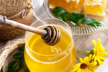 Bal, bastondan bal peteğine yavaşça akar..