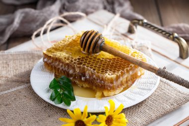 Bal, bastondan bal peteğine yavaşça akar..