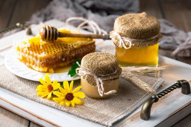 Bal, bastondan bal peteğine yavaşça akar..