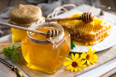 Bal, bastondan bal peteğine yavaşça akar..