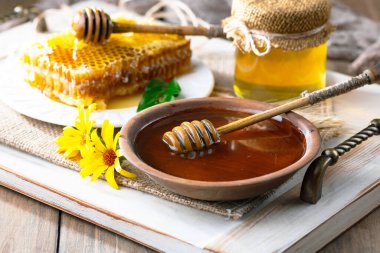 Bal, bastondan bal peteğine yavaşça akar..