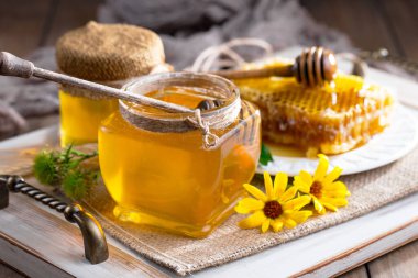 Bal, bastondan bal peteğine yavaşça akar..