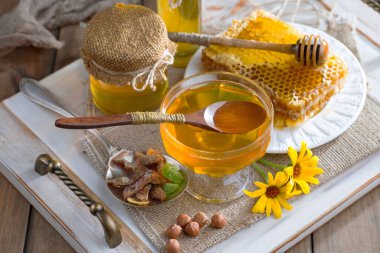 Bal, bastondan bal peteğine yavaşça akar..