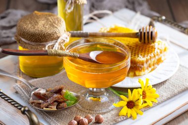 Bal, bastondan bal peteğine yavaşça akar..