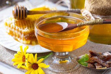 Bal, bastondan bal peteğine yavaşça akar..