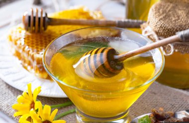 Bal, bastondan bal peteğine yavaşça akar..