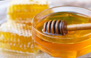 Bal, bastondan bal peteğine yavaşça akar..