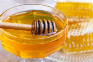 Bal, bastondan bal peteğine yavaşça akar..