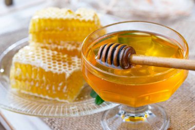 Bal, bastondan bal peteğine yavaşça akar..