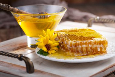 Bal, bastondan bal peteğine yavaşça akar..