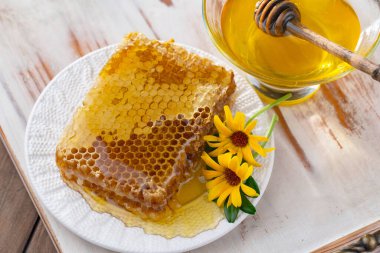 Bal, bastondan bal peteğine yavaşça akar..