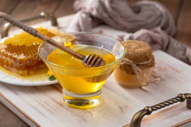 Bal, bastondan bal peteğine yavaşça akar..