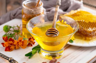 Bal, bastondan bal peteğine yavaşça akar..