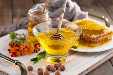 Bal, bastondan bal peteğine yavaşça akar..