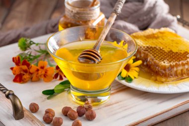 Bal, bastondan bal peteğine yavaşça akar..