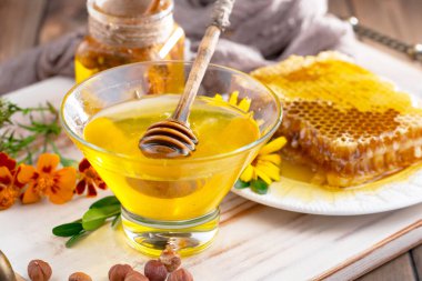 Bal, bastondan bal peteğine yavaşça akar..