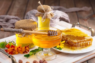 Bal, bastondan bal peteğine yavaşça akar..