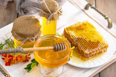 Bal, bastondan bal peteğine yavaşça akar..