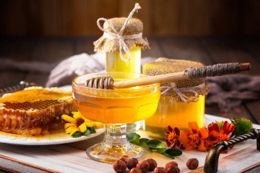 Bal, bastondan bal peteğine yavaşça akar..