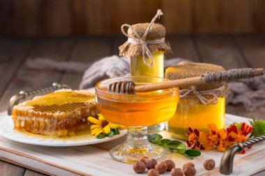 Bal, bastondan bal peteğine yavaşça akar..