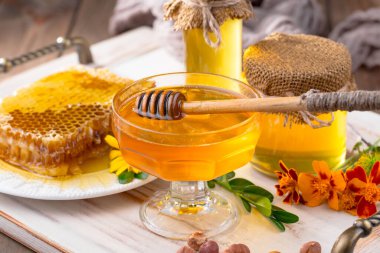 Bal, bastondan bal peteğine yavaşça akar..