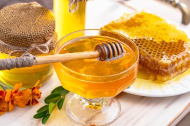 Bal, bastondan bal peteğine yavaşça akar..