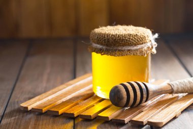 Bal, bastondan bal peteğine yavaşça akar..