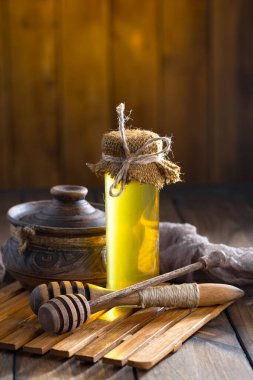 Bal, bastondan bal peteğine yavaşça akar..